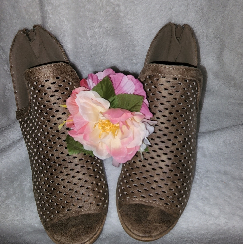 QUPID Peep- Toe bootie/sandal
